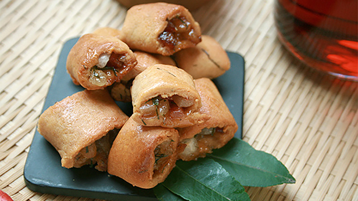 Bánh chả - một thức quà dân dã, quen thuộc gắn liền với tuổi thơ của nhiều người dân Hà Thành