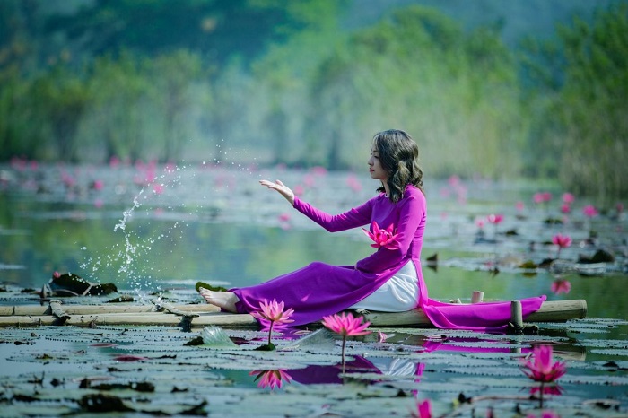 Suối Yến chùa Hương mùa hoa súng đẹp như bức tranh sơn thủy hữu tình