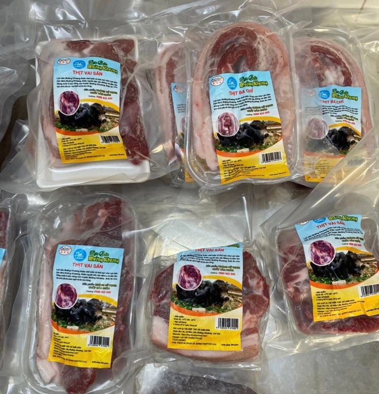 Sản phẩm thịt lợn bản tươi đã được sơ chế cắt miếng 500gram, hút chân không và cấp đông cứng trước khi vận chuyển cho khách hàng